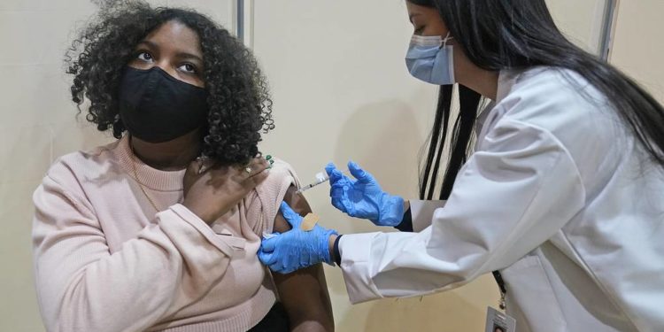 В США считают, что риск смерти из-за COVID-19 падает в 11 раз после полной вакцинации