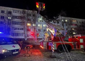 Взрыв уничтожил два этажа в жилом доме в Набережных Челнах