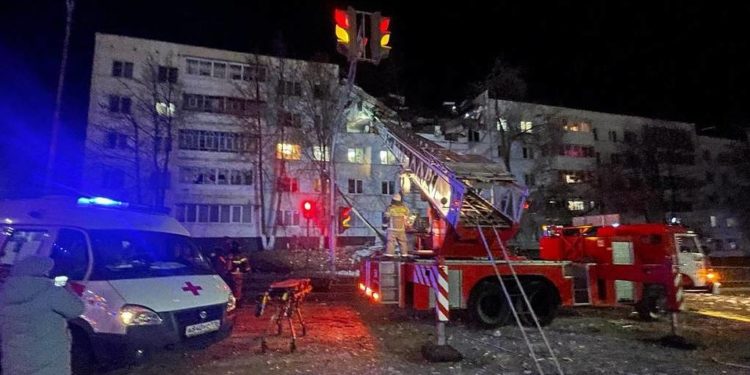 Взрыв уничтожил два этажа в жилом доме в Набережных Челнах