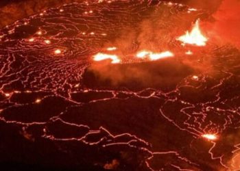 Jeturile de lavă produse de vulcanul Kilauea din Hawaii au atins înălţimea unei clădiri cu 5 etaje | VIDEO