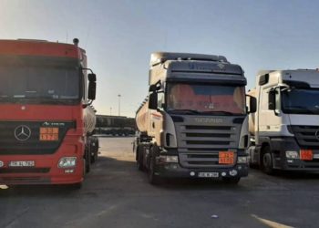 „Punem canistrele cu apă pe scări și așa ne scăldăm”. Trei șoferi de TIR moldoveni, blocați de trei luni la frontiera dintre Turcia și Kurdistanul irakian | VIDEO