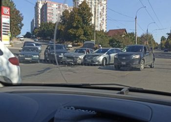 Zi cu ghinion pentru trei șoferi din Capitală. S-au „întâlnit” la intersecție. „Nu au reacție?” | FOTO