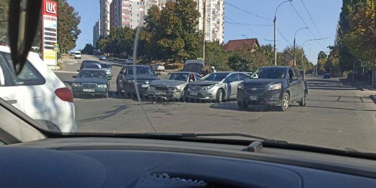 Zi cu ghinion pentru trei șoferi din Capitală. S-au „întâlnit” la intersecție. „Nu au reacție?” | FOTO
