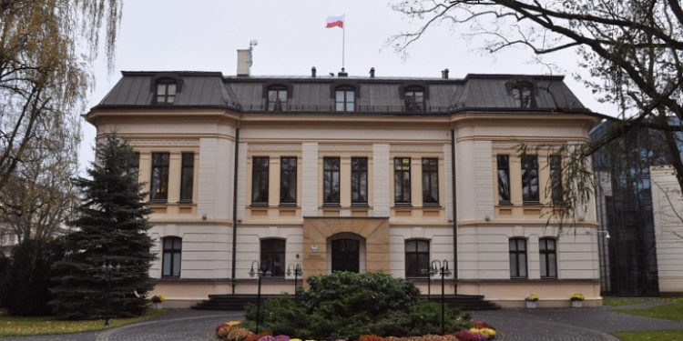 Polonia a decis că unele articole din tratatele europene sunt incompatibile cu Constituţia țării. Reacția Comisiei Europene