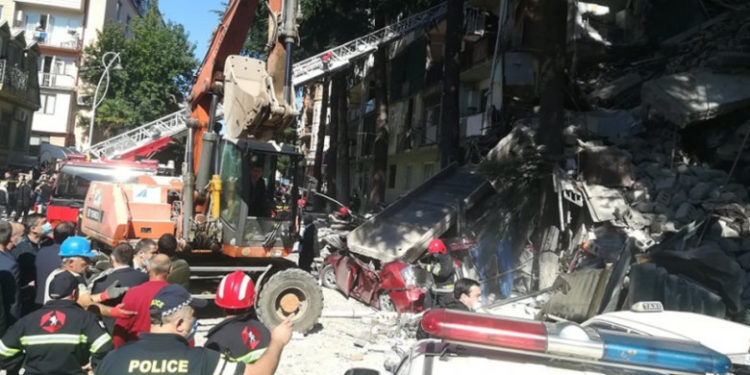 Tragedie în Georgia. Un bloc de cinci s-a prăbușit. Trei persoane, inclusiv un copil, au fost salvate de sub dărâmături | VIDEO