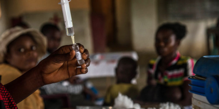 OMS: Administrarea celei de-a treia doze este „imorală” în condiţiile în care vaccinarea stagnează în Africa