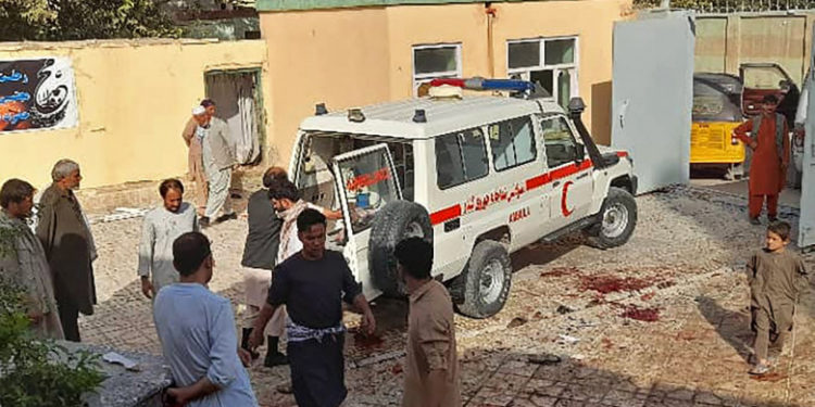 Atac sinucigaș cu bombă la o moschee din Afganistan. Peste 100 de oameni au fost răniți sau uciși