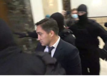 (ВИДЕО) Момент задержания Александра Стояногло. Сотрудники СИБ и НЦБК более трех часов проводят обыски в кабинете Генпрокурора | VIDEO