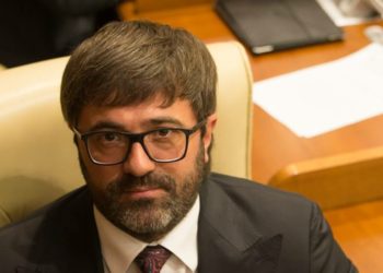 Fostul deputat PD Vladimir Andronachi, soția sa și juristul familiei au fost puși oficial sub învinuire în dosarul ”Frauda bancară” | VIDEO