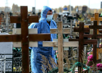 COVID в мире: Население России сократилось на рекордные для мирного времени цифры, в Румынии из-за смертности на кладбищах используют экскаваторы | VIDEO