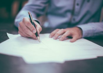 Mi-a părut că pe chitanță scrie: „Fără mulțumiri!”. Profesorii se plâng că verificarea unui test la examene costă 25 de bani | VIDEO