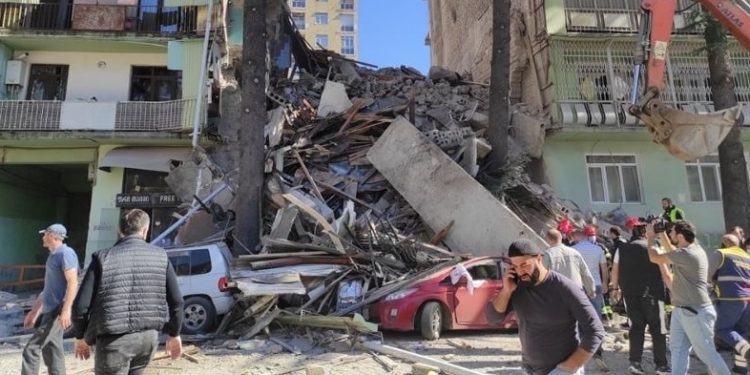 Primele versiuni ale cauzelor prăbușirii blocului în Georgia: Clădirea se afla în cetrul orașului Batumi