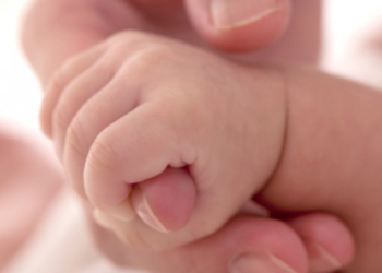 Detalii despre nou-născut, găsit mort într-un veceu al unei întreprinderi: Poliția a pornit o anchetă și încearcă să dea de mama fătului | VIDEO