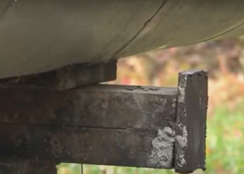 În ciuda faptului că un copil s-a rănit grav în urmă cu câteva luni după ce a căzut de pe conducta de termoficare din sectorul Buiucani, problema a rămas nerezolvată. Autoritățile nu au luat măsuri | VIDEO