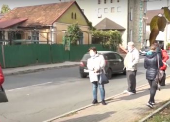 Linie nouă a fost lansată, iar stațiile de așteptare nu a fost făcute. Locuitorii unuia dintre sectoarele al capitalei sunt nevoiți să aștepte transportul în aer liber | VIDEO