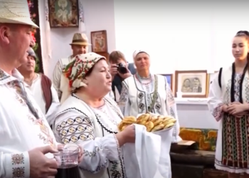 Vechiul obicei — şezătoarea a prins viaţă în orașul Orhei: Evenimentul a adunat la un loc oameni de rând, artiști și funcționari publici | VIDEO