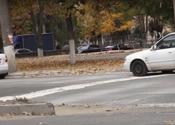 Două săptămâni în urmă, în mijlocul unui drum din capitala a apărut un șanț: oamenii sunt extrem de revoltați | VIDEO