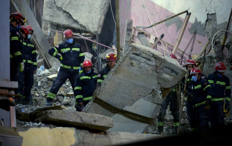 Zi de doliu național în Georgia, după prăbușirea unei clădiri. Cu mâinile goale, oamenii caută supraviețuitori printre dărâmături | FOTO