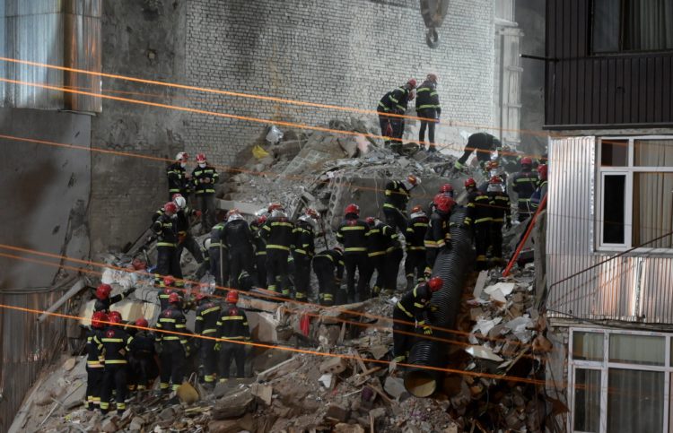 Zi de doliu național în Georgia, după prăbușirea unei clădiri. Cu mâinile goale, oamenii caută supraviețuitori printre dărâmături | FOTO