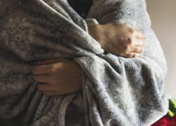 «Îmi pun căciula, îmbrac halat și merg la culcare»: Deși autoritățile au anunțat că locuitorii capitalei vor avea căldură din 22 octombrie, agentul termic așa și nu a ajuns la toată lumea | VIDEO