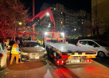 Surpriză neplăcută pentru mai mulți șoferi. S-au trezit fără mașinile parcate în curțile blocurilor | VIDEO