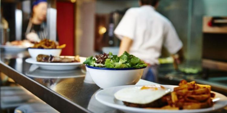 Horeca, îngrijorată de noile restricții din sănătate, cere autorităților să vină cu măsuri de suport: Afacerile tot mor