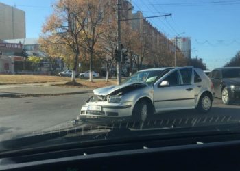 Două automobile s-au tamponat violent la Buiucani: Unul a fost aruncat pe trotuar, doborând și un indicator