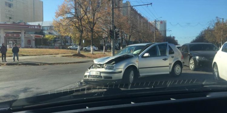 Două automobile s-au tamponat violent la Buiucani: Unul a fost aruncat pe trotuar, doborând și un indicator