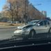 Două automobile s-au tamponat violent la Buiucani: Unul a fost aruncat pe trotuar, doborând și un indicator