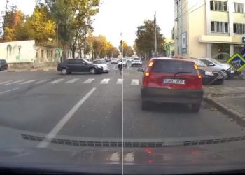 Au dat jos un indicator și au fost la un pas de a accidenta o femeie: Doi șoferi s-au tamponat în centrul capitalei | VIDEO