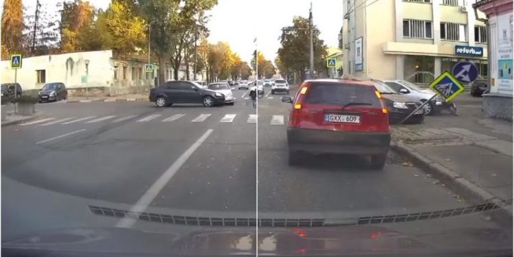 Au dat jos un indicator și au fost la un pas de a accidenta o femeie: Doi șoferi s-au tamponat în centrul capitalei | VIDEO