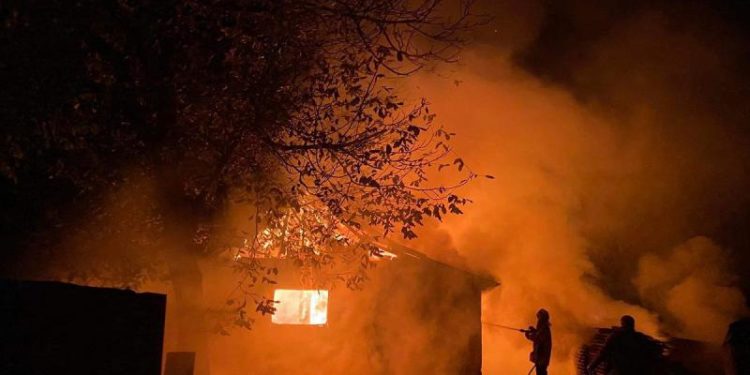 Un tânăr din Călărași și-a dat foc la casă, după o ceartă cu tatăl său: Acesta ar fi fost beat | VIDEO