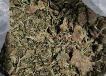 Prins de polițiști, în timp ce arunca droguri peste gard la penitenciar. Un bărbat de 36 de ani riscă să facă șapte ani de pușcărie