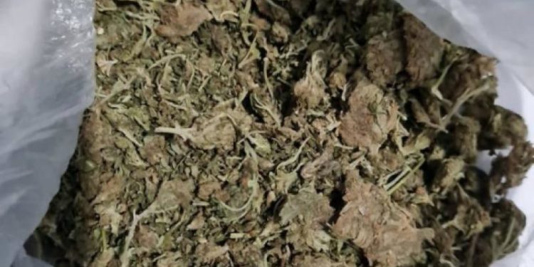 Prins de polițiști, în timp ce arunca droguri peste gard la penitenciar. Un bărbat de 36 de ani riscă să facă șapte ani de pușcărie