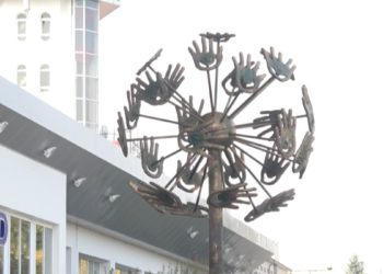 De ziua orașului, la Aeroportul Internațional Chișinău a fost inaugurată o nouă sculptură în formă de păpădie | VIDEO