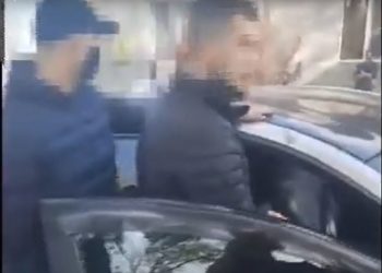 I-a pus cuțitul la gât unui bărbat și i-a cerut 3.500 de lei în fondul unei datorii inexistente. Suspectul, încătușat în timp ce primea prima tranșă | VIDEO