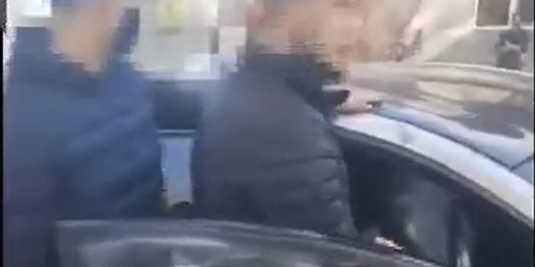 I-a pus cuțitul la gât unui bărbat și i-a cerut 3.500 de lei în fondul unei datorii inexistente. Suspectul, încătușat în timp ce primea prima tranșă | VIDEO