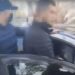 I-a pus cuțitul la gât unui bărbat și i-a cerut 3.500 de lei în fondul unei datorii inexistente. Suspectul, încătușat în timp ce primea prima tranșă | VIDEO
