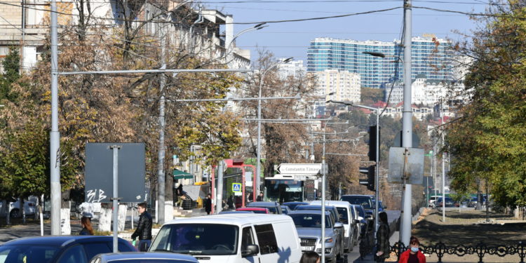 De la 1 noiembrie, șoferii trebuie să circule cu farurile aprinse pe timp de zi