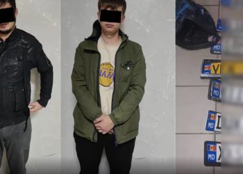 Infracțiune filmată cu propriile mâini. Doi tineri băuți ar fi scos plăcuțele de înmatriculare de la un șir de automobile | VIDEO