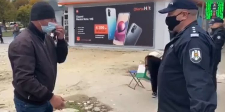 „Am văzut că stă lumea și m-am așezat și eu”. Comercianții stradali – amendați de poliția capitalei | VIDEO