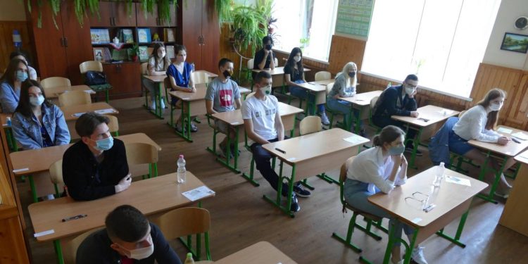 România: Un elev de clasa a X-a a murit, fiind vaccinat cu prima doză și diagnosticat cu COVID