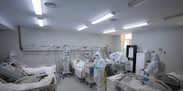 Ce riscă persoanele care au avut o formă uşoară de COVID-19. Afecțiunile apar după circa un an