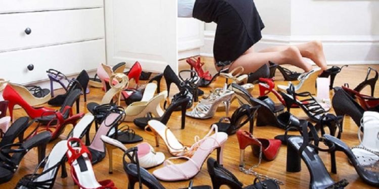 Муж подал в суд на жену, споткнувшись дома об ее туфли