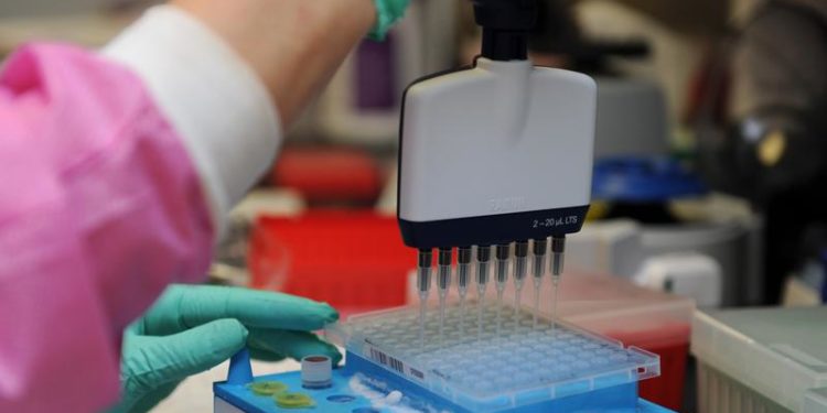 Studiu: De ce unii tineri fără comorbidităţi suferă forme de COVID-19 grave și ce rol au tiparele genetice în evoluția bolii