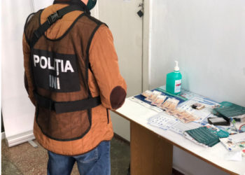 Un angajat al Centrului de Sănătate din Edineț a fost reținut, în timp ce elibera două adeverințe de imunizare contrafăcute | VIDEO