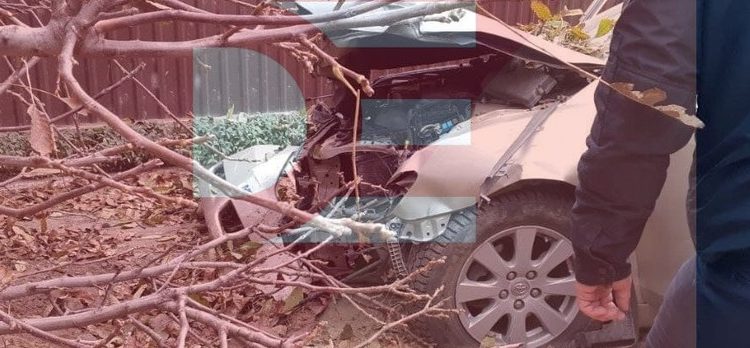 Bărbat descarcerat, după ce a intrat cu mașina în trei copaci, la Căușeni | FOTO