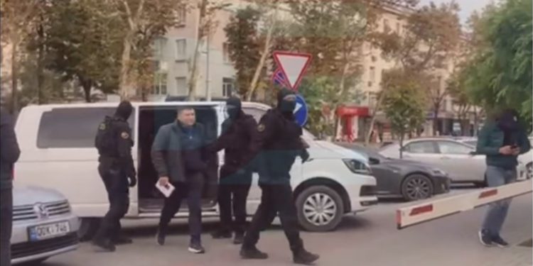 Popov adus de mascații SIS la PG. Perchezițiile continuă în biroul adjunctului suspendat a lui Stoianoglo | VIDEO