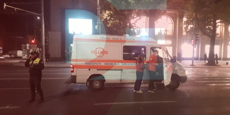 O ambulanță s-a ciocnit cu un Logan în inima Chișinăului | FOTO