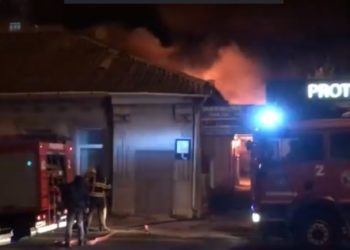 „Le spun că arde, dar ei mă întreabă numele”. Relatările martorilor de la incendiul izbucnit în centrul capitalei | VIDEO